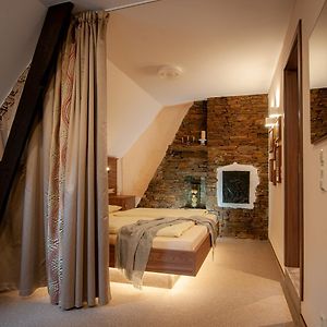 Zimmer mit Kingsize-Bett